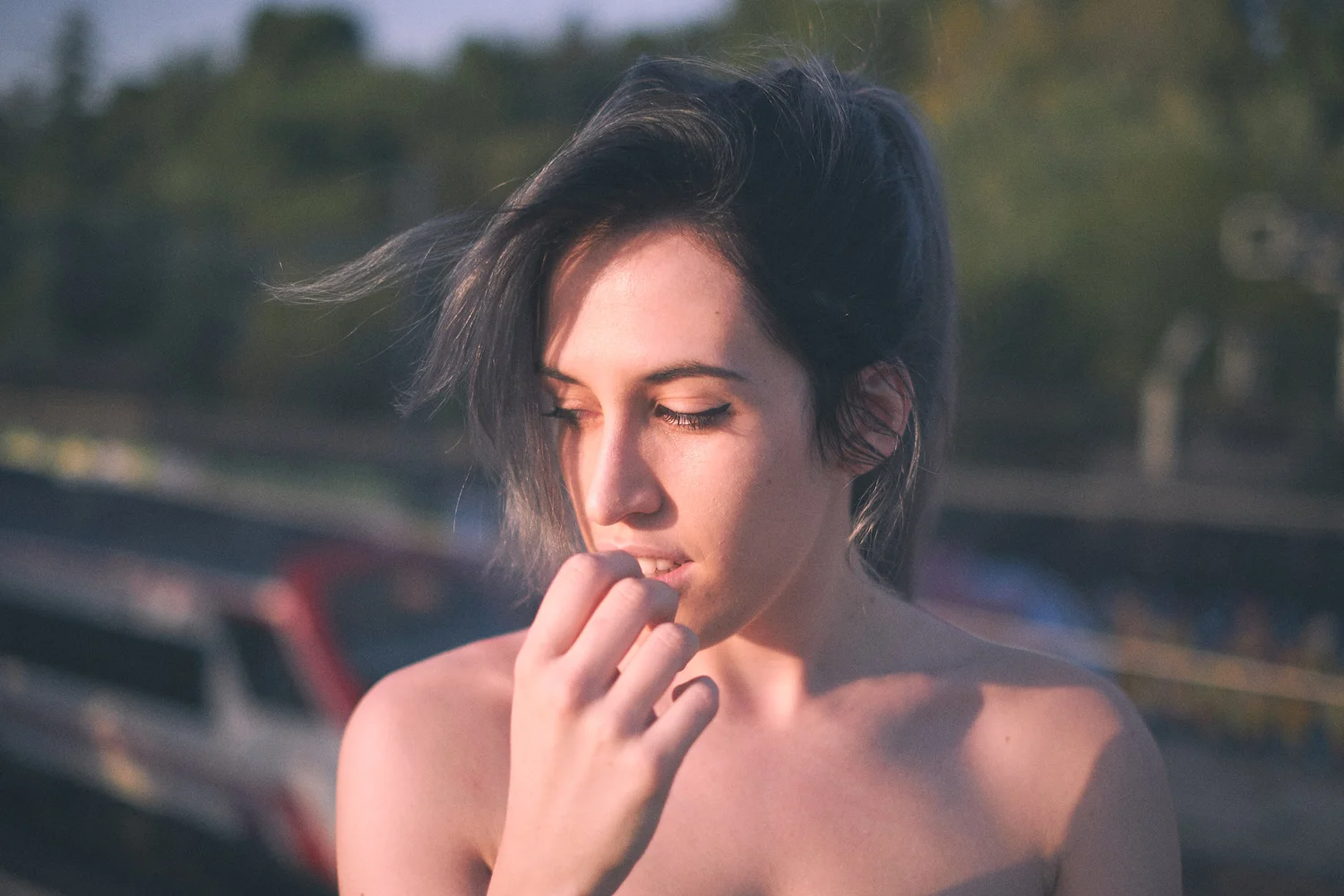 Basados en el mundo actual, el desnudo artístico femenino puede entenderse de dos formas:Como algo bello y cosificado o como algo degradante (obviamente para la mujer).He podido comprobar, que muchas veces, hasta el espectador/a con quien hablas cam…
